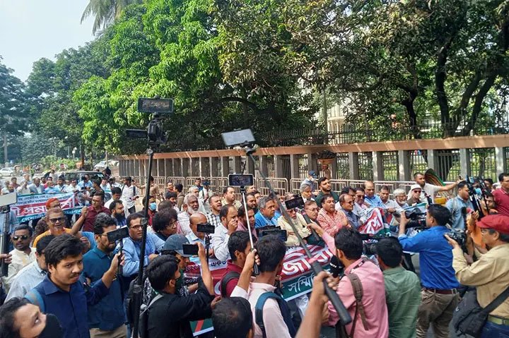 গ্রেপ্তার-নির্যাতন বন্ধ করে অবিলম্বে পদত্যাগ করুন : পেশাজীবী সমাবেশে সরকারকে বক্তারা