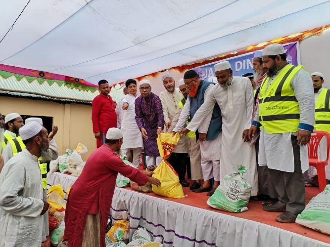 জামেয়া দ্বীনিয়া ইউকের পক্ষ থেকে মৌলভীবাজারে রামাদ্বান ফুড বিতরণ