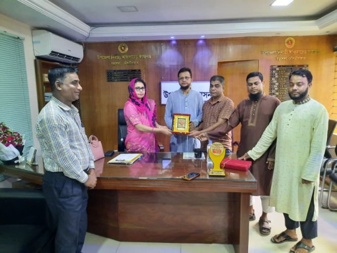 বড়লেখায় ইউএনও ও এসিল্যান্ডকে সম্মাননা প্রদান
